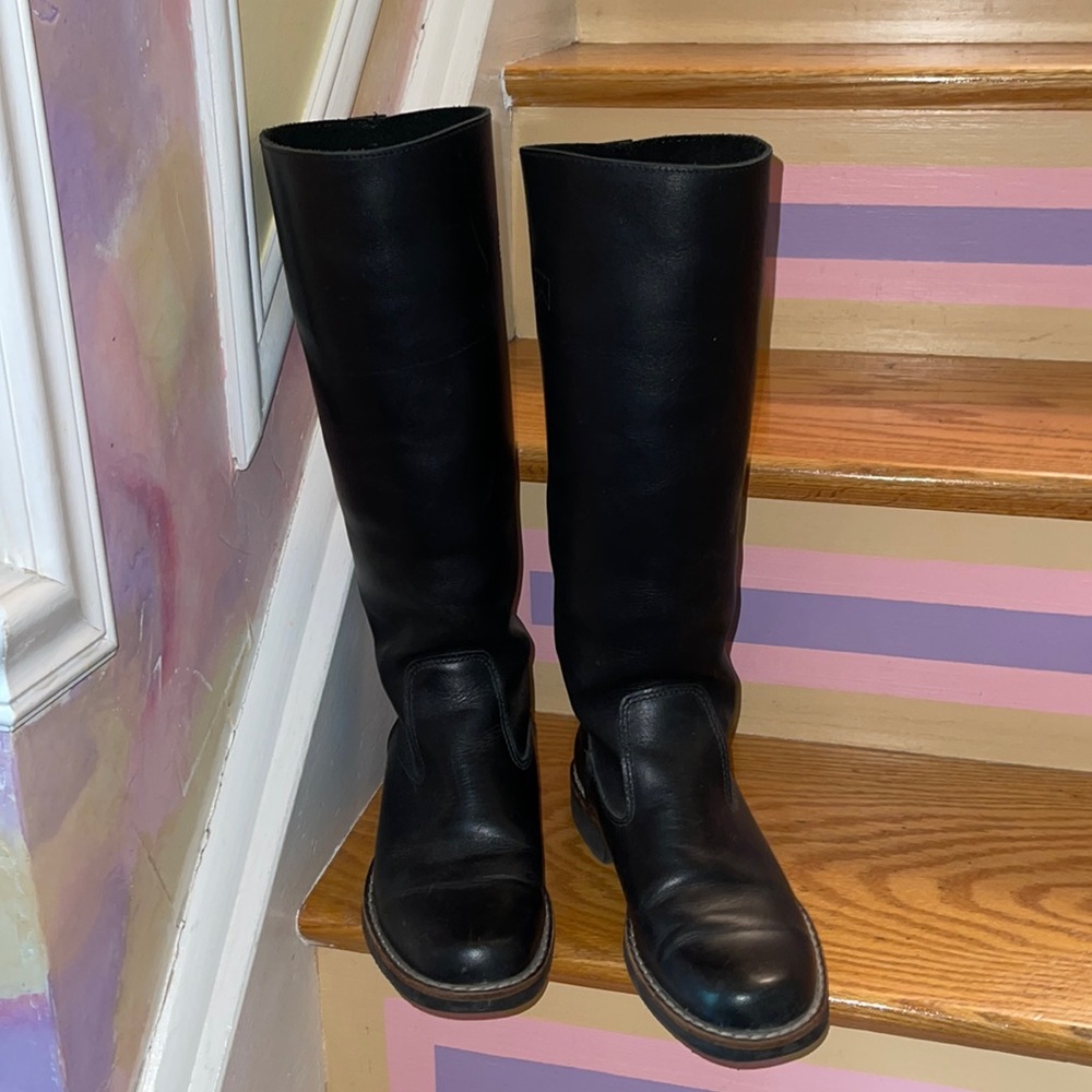 Roots woman’s black leather boots size 6L